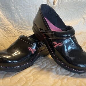 Dansko 41 Black Patent Pink Ribbon Breast Cancer Awareness Clogs Preowned